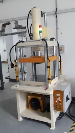 自(zi)動旋(xuan)鉚釘機(ji)在(zai)機(ji)電設備(bei)液壓機(ji)械(xie)領(ling)域(yu)的應(ying)用與優(you)勢(shi)